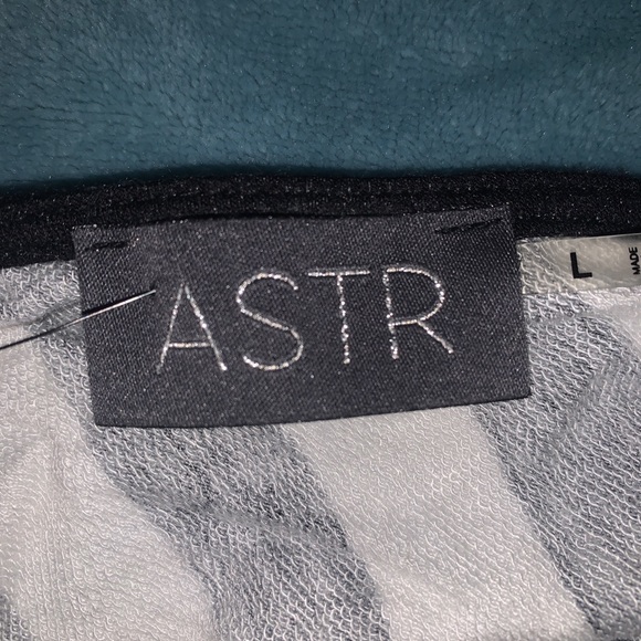 NEW, with tags, crop top - Picture 3 of 3